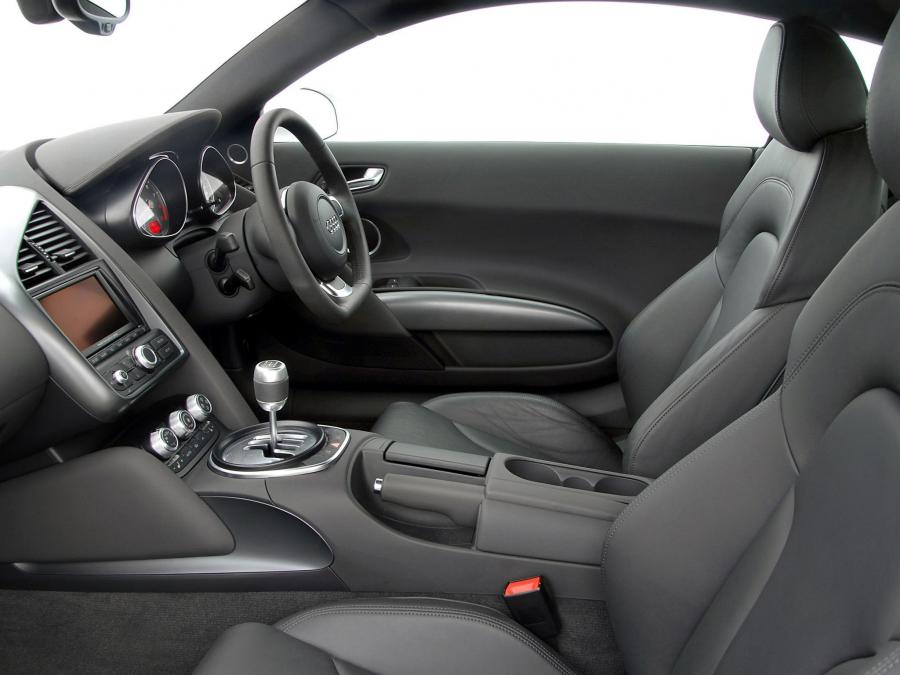 Интерьер Audi R8 V10 2009 года  (UK) (фото 15 из 21)